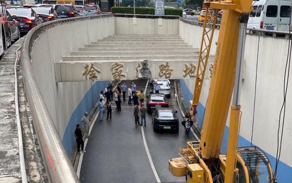 尚红网 徐家汇地道入口混凝土掉落续：大型货车超高肇事，始作俑者已被刑拘